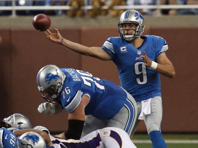 Quarterback throwing sidearm
